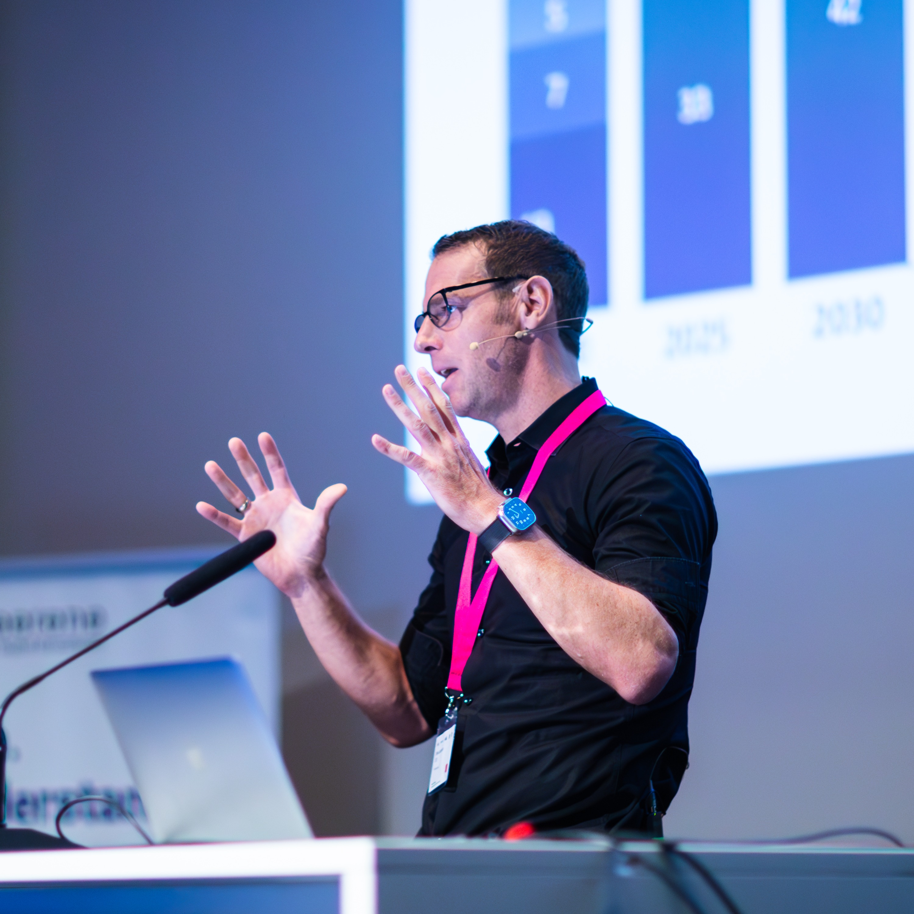 Dr. Dirk Linzmeier