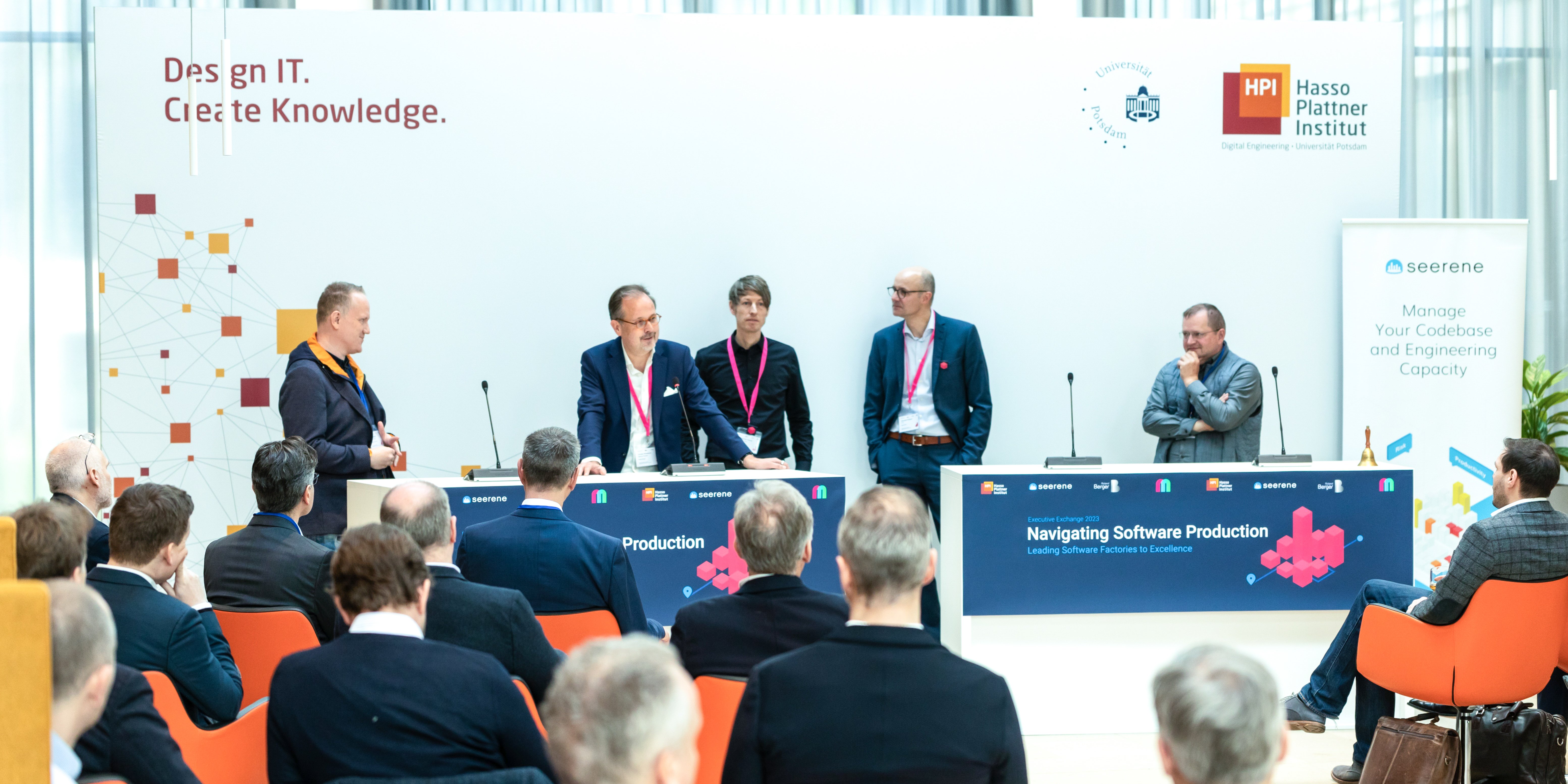 Zuschnitt Carsten Rossbach of Roland Berger kicking off the Navigating Software Production event at the HPI